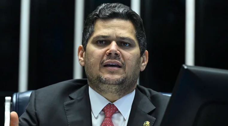 Senador Davi Alcolumbre defende solução equilibrada para tarifaço imposto pelos EUA, destacando a importância da soberania nacional e da cooperação internacional.