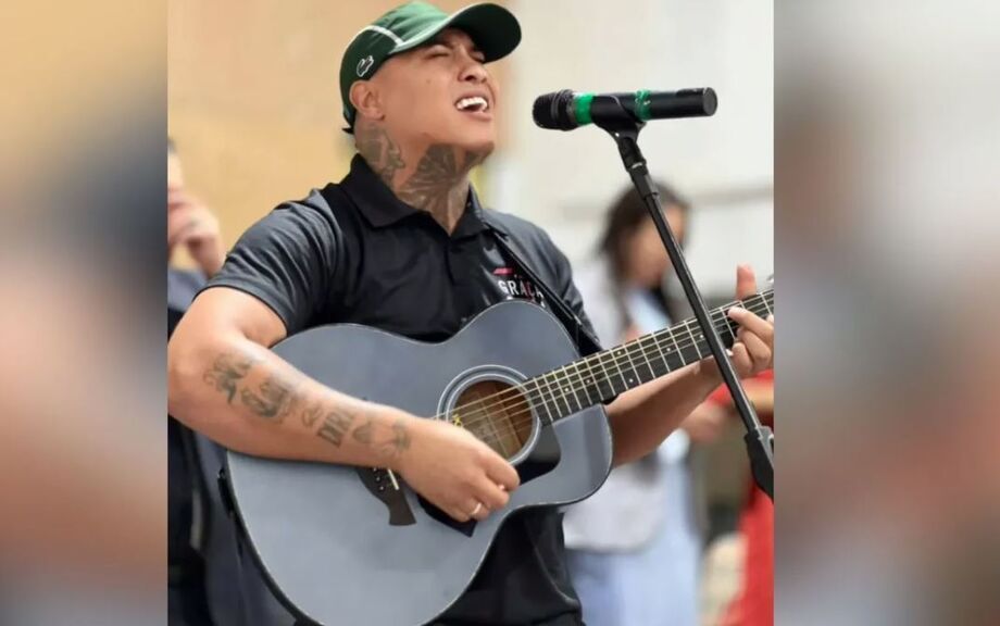 Uma abordagem policial no terminal da Barra Funda resultou em um policial e no cantor gospel João Igor feridos. Investigação segue em andamento.