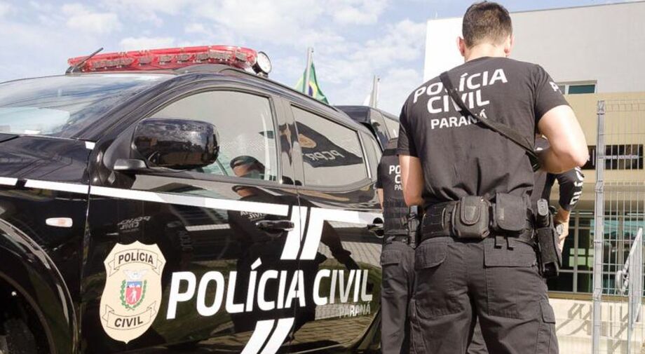 Agentes da Polícia Civil usaram um cão farejador, mas não encontraram drogas no ônibus