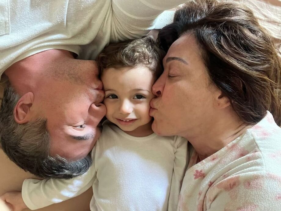 Claudia Raia ao lado do marido, Jarbas Homem de Mello, e do filho Lucca, de 2 anos