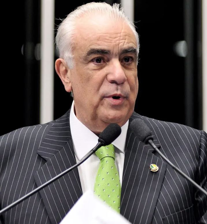Valdemar Costa Neto expulsa o deputado Antônio Carlos Rodrigues do PL após críticas à decisão dos EUA de aplicar a Lei Magnitsky contra Alexandre de Moraes.