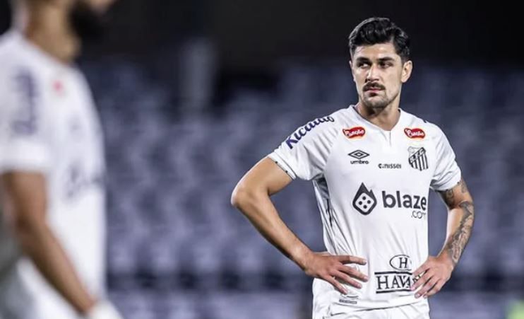 João Basso sofre lesão e desfalca o Santos contra o Juventude, mas Guilherme e Willian Arão se aproximam do retorno ao time após evolução nas recuperações.