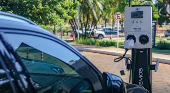 Montadoras brasileiras apoiam decisão do governo de limitar a importação de carros elétricos, com foco na produção local e na competitividade do mercado nacional.