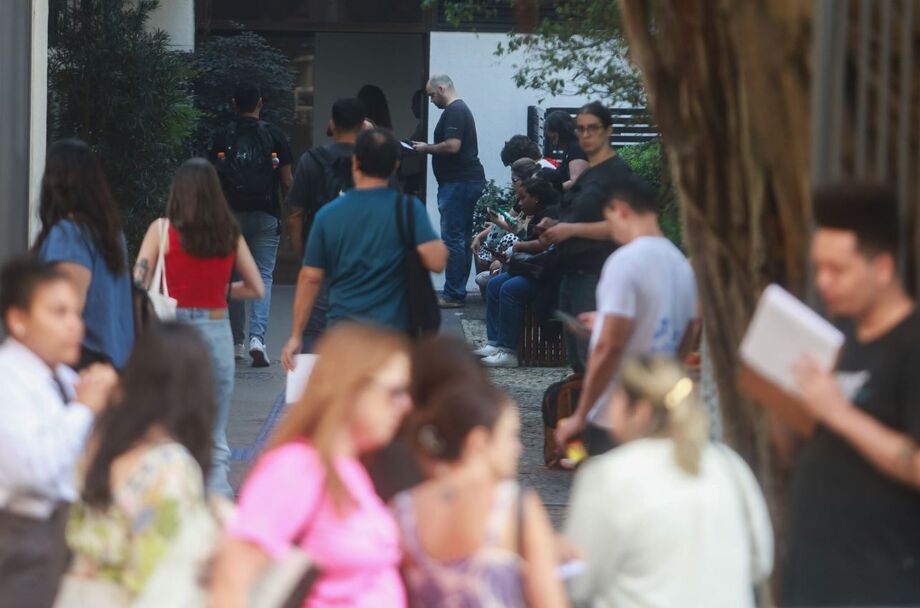 Candidatos chegando para a realização do Concurso Nacional Unificado, em 2024
