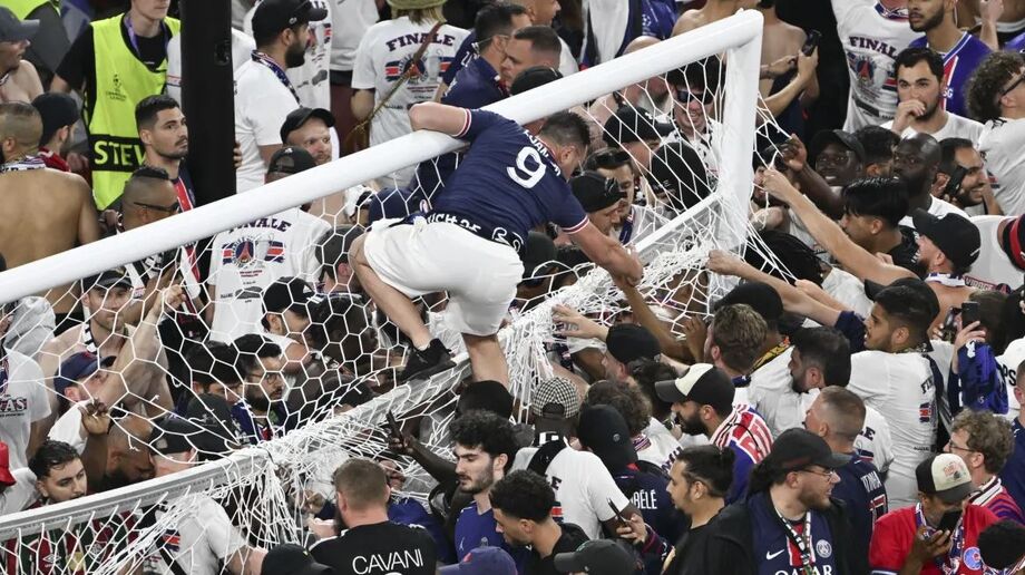 Torcedores do PSG retiraram as redes dos gol como lembrança em comemoração à vitória na final da Champions League