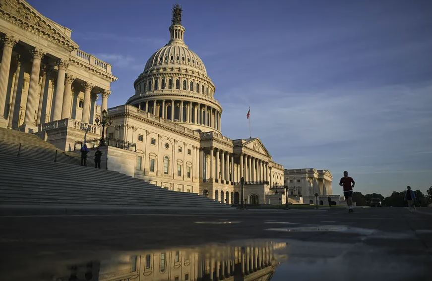 Senadores democratas dos EUA anunciam legislação para desafiar as tarifas de 50% impostas por Trump ao Brasil, alegando impactos negativos para as economias dos dois países.