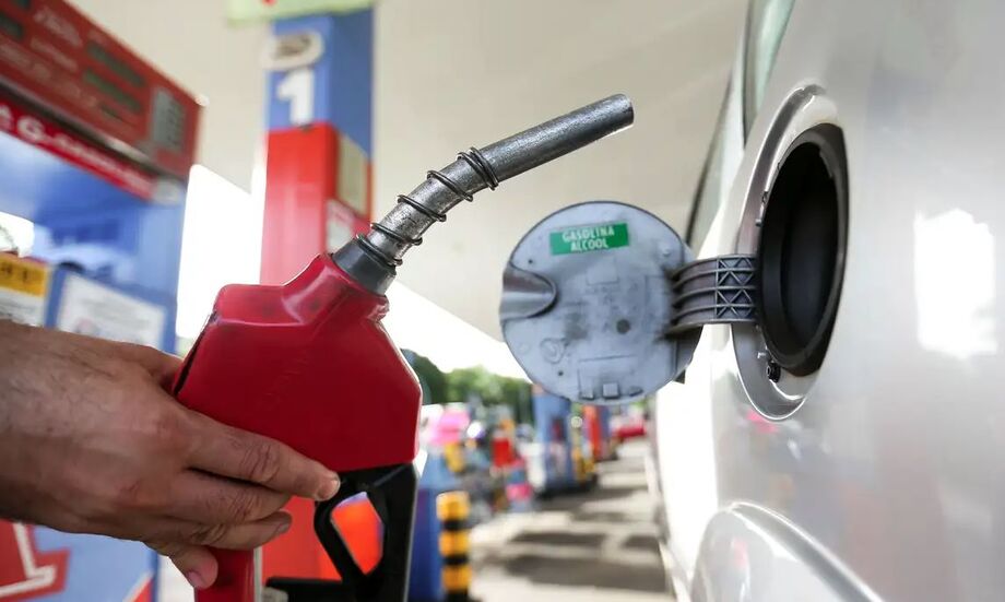 Reduções feitas pelas Petrobras devem chegar aos postos de gasolina