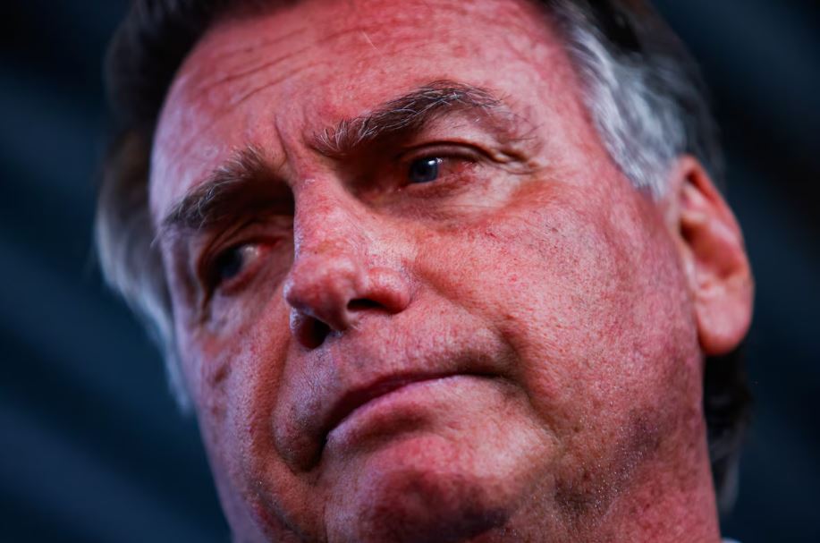 Ex-presidente tem reclamado de problemas estomacais, que seriam consequência da facada de 2018.