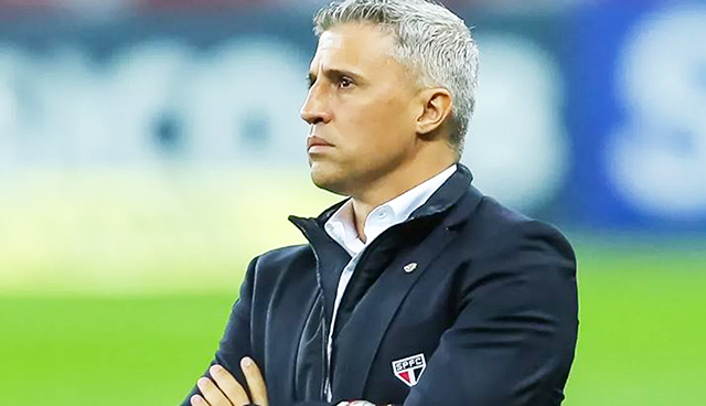 Hernán Crespo observa o São Paulo na derrota para o Palmeiras pelo Paulistão, na Arena Barueri.