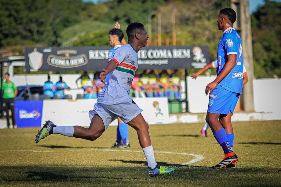 Matheus comemora o primeiro gol do Naviraiense na vitória sobre o Ivinhema em casa neste domingo