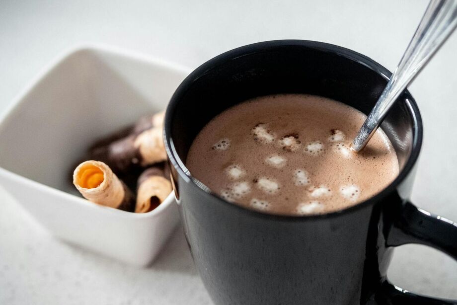 Chef Bruno Xavier ensina chocolate quente que mistura tradição milenar e toque brasileiro