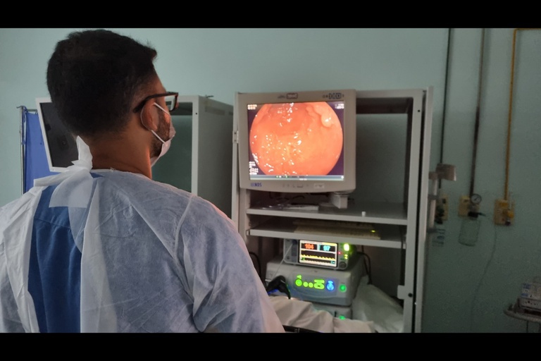 O câncer colorretal é um tumor que acomete o cólon e o reto, partes que compõem o intestino grosso.