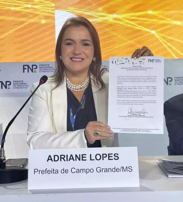 Adriane Lopes, prefeita de Campo Grande (MS), exibe documento durante evento da Frente Nacional de Prefeitas e Prefeitos (FNP), em Brasília.