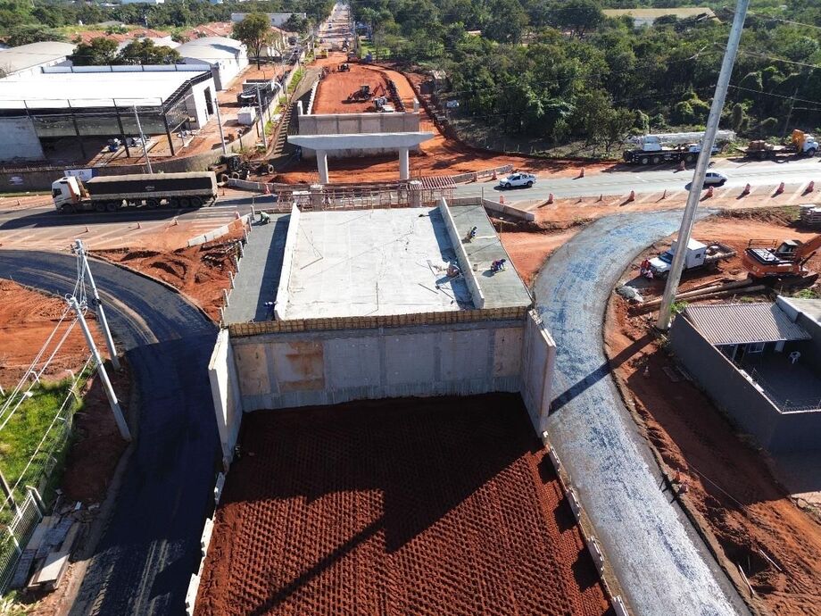 BR-163/MS terá bloqueios nos dias 19 e 20 para içamento de vigas do viaduto Jardim Veraneio, com operação segura e equipe no local