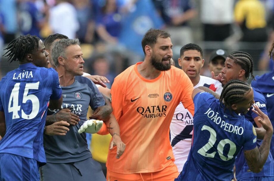 João Pedro, brasileiro do Chelsea, é agredido por Luis Enrique e Donnarumma.
