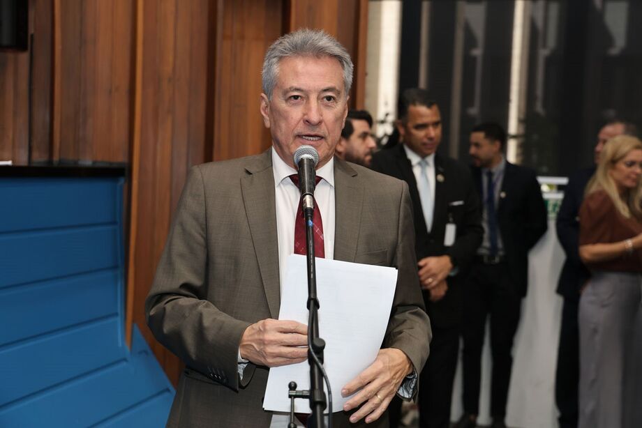 O deputado estadual Roberto Hashioka durante discurso na Assembleia Legislativa, onde defendeu melhorias no acesso da BR-163 ao município de Jaraguari.