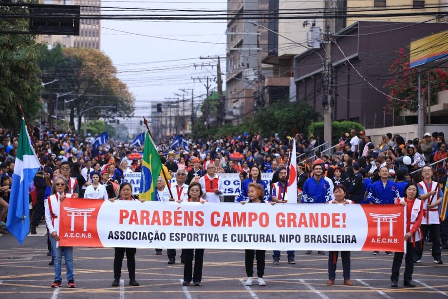 Membros da comunidade nipo-brasileira durante as comemorações de aniversário da Capital.
