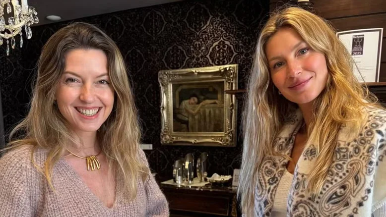 Gisele Bündchen mostra registros de aniversário de 45 anos com irmã gêmea