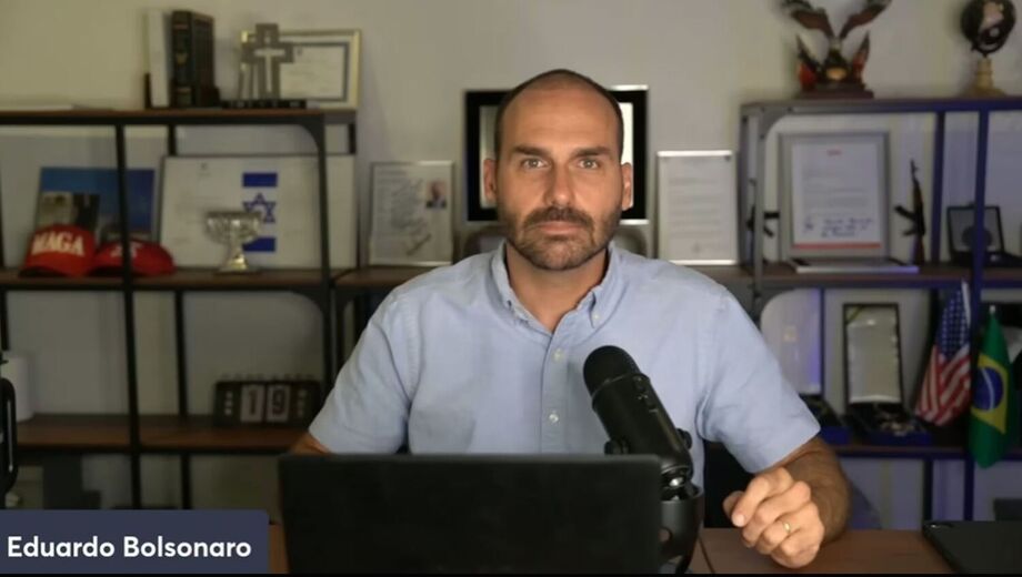 Eduardo Bolsonaro (PL-SP) fala sobre possibilidade de perder o seu mandato como deputado federal em live feita em seu canal de YouTube neste domingo, 20 de julho de 2025.