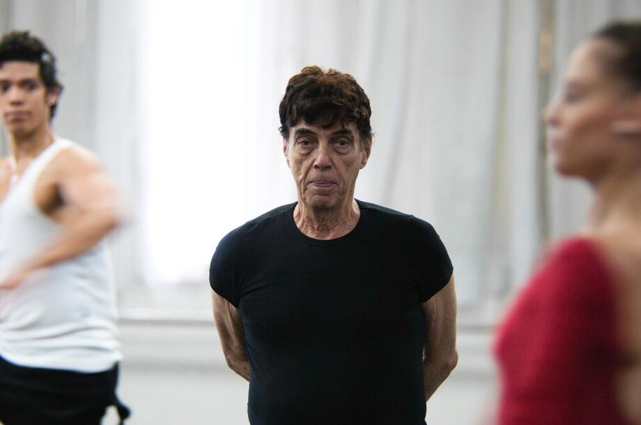 Morre Décio Otero, bailarino e fundador do Ballet Stagium, aos 92 anos.