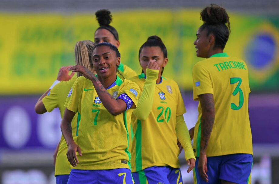 Kerolin Israel fez três dos seis gols brasileiros na goleada sobre a Bolívia pela Copa América.