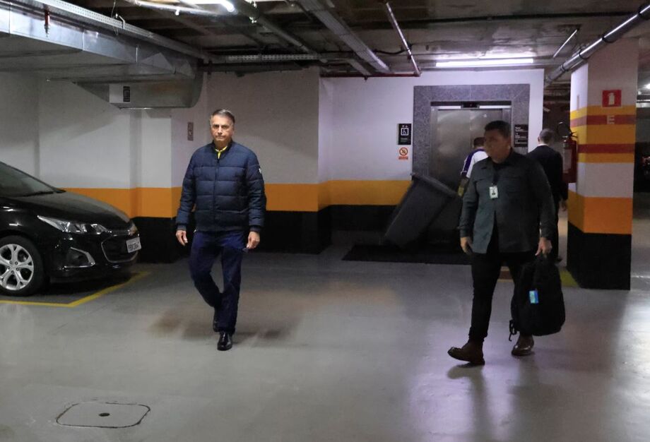 O ex-presidente da República Jair Messias Bolsonaro, deixa a garagem do PL em Brasília na tarde desta terca- feira 21