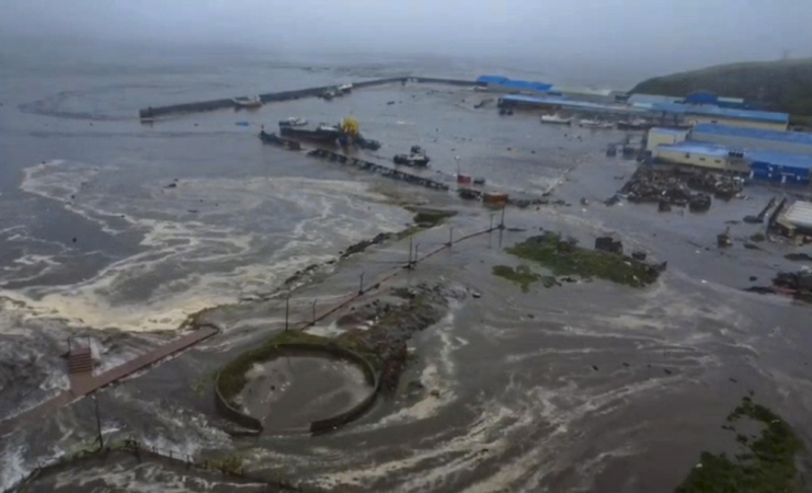 Imagem extraída de um vídeo mostra uma área alagada em Severo-Kurilsk, na região de Sakhalin