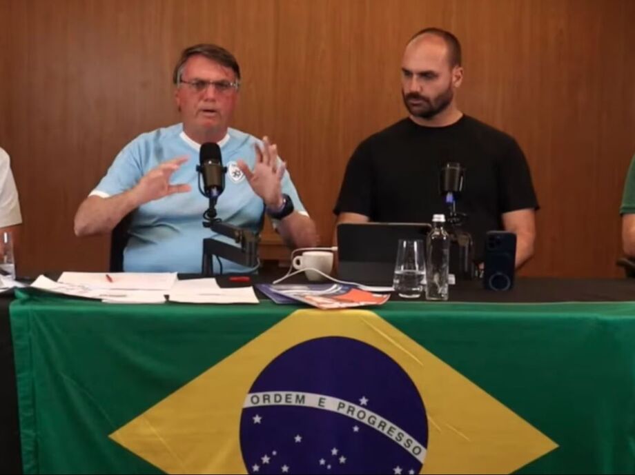 Jair Bolsonaro ao lado do filho Eduardo em live
