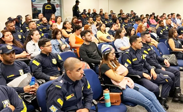 Servidores durante aula presencial promovida pela Escola de Governo, em Campo Grande