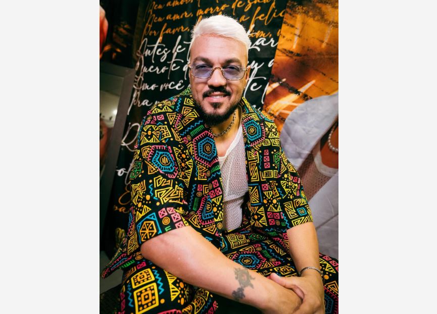Belo posa para fotos após show na Bahia, em junho