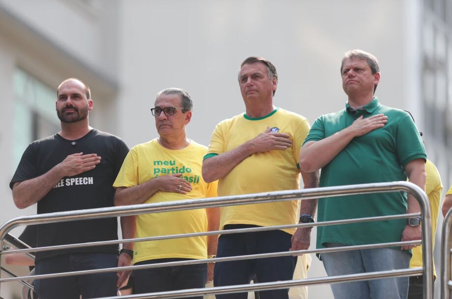 Eduardo Bolsonaro ao lado do pastor Silas Malfaia, do pai, Jair Bolsonaro, e do governador Tarcísio de Freitas em ato na Paulista no ano passado