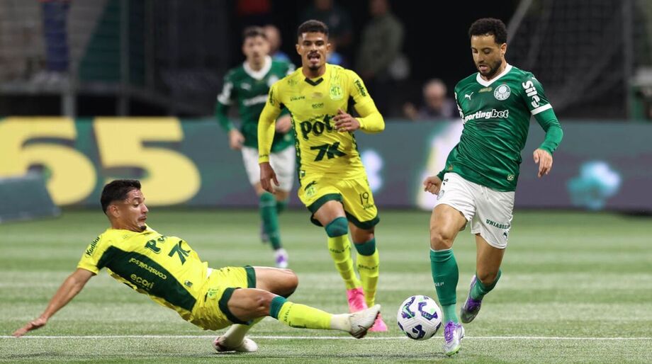 Felipe Anderson foi novidade na equipe titular e entrou bem no lado esquerdo do Palmeiras.