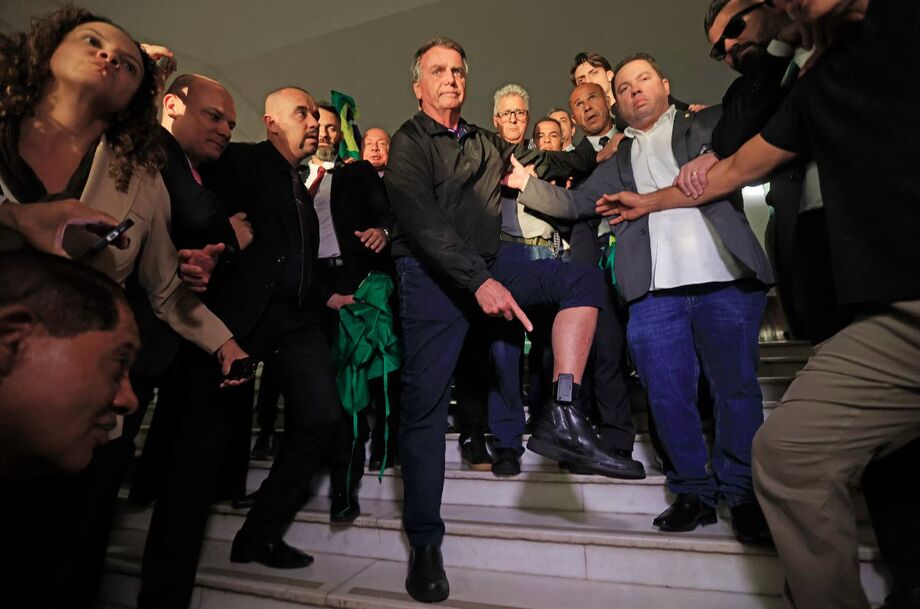 O ex-presidente Jair Bolsonaro mostra a tornozeleira eletrônica no Congresso Nacional