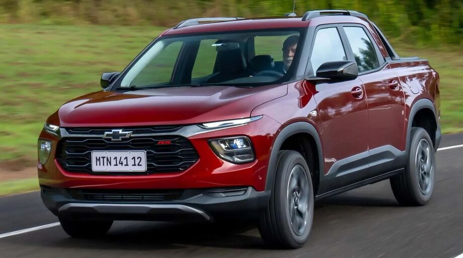 Nova Chevrolet Montana 2026 na versão RS em teste de rodagem. Picape recebeu painel digital, motor 1.2 turbo atualizado e melhorias de conectividade.