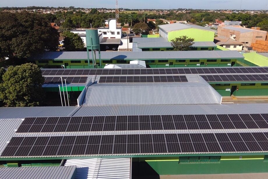 Placas solares na Escola Estadual Amando de Oliveira