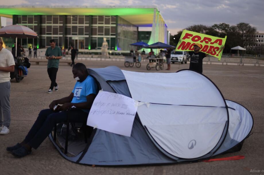 Deputado Hélio Lopes acampado na Praça dos Três Poderes em protesto