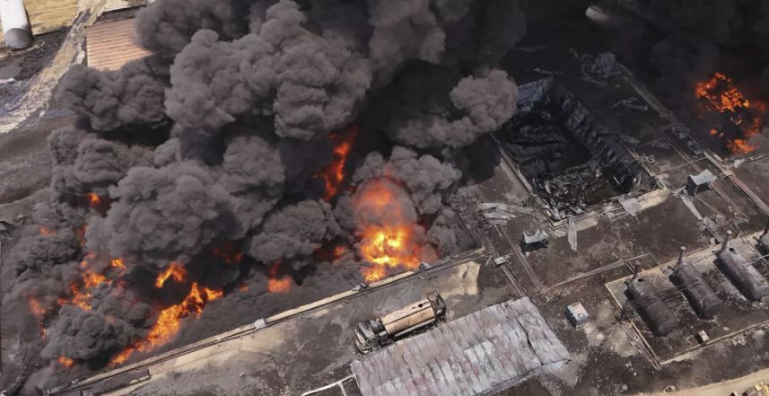Refinaria de petróleo perto de Erbil, Iraque