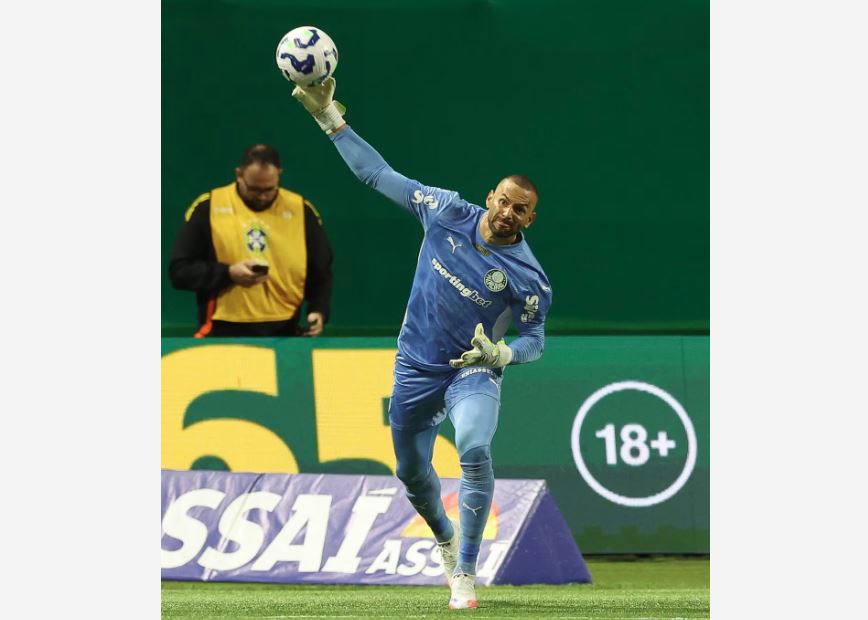 O goleiro Weverton, do Palmeiras, em jogo contra o Atlético-MG, durante partida válida pela 15ª rodada, do Campeonato Brasileiro