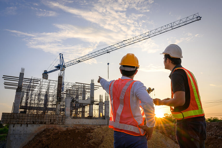 Indústria de MS criou mais de 8 mil empregos formais entre janeiro e maio, liderada por construção e agroindústria.