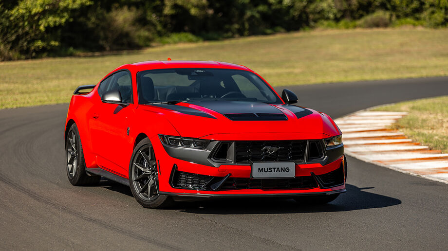 Mustang Dark Horse acelera na pista, destacando o novo design agressivo