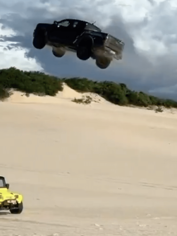 Ford Ranger Raptor voando por mais de 40 metros nas dunas de Canoa Quebrada (CE)