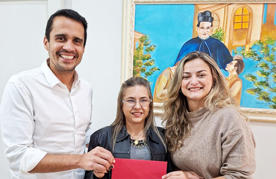 Equipe do Território do Vinho entrega cheque simbólico ao Asilo São João Bosco, após arrecadação com o prato 'Nhoque do Bem'