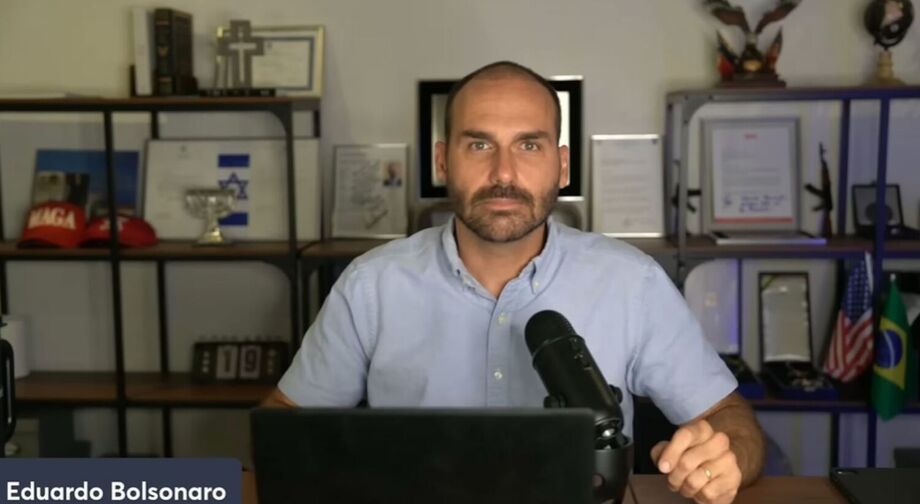 Eduardo Bolsonaro (PL-SP) fala sobre possibilidade de perder o seu mandato como deputado federal em live feita em seu canal de YouTube neste domingo, 20 de julho de 2025.