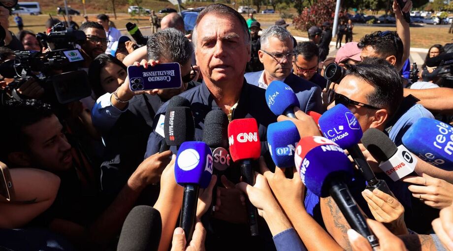 O ex-presidente Jair Bolsonaro em entrevista coletiva logo após ter colocado a tornozeleira eletrônica a mando do ministro do STF Alexandre de Moraes