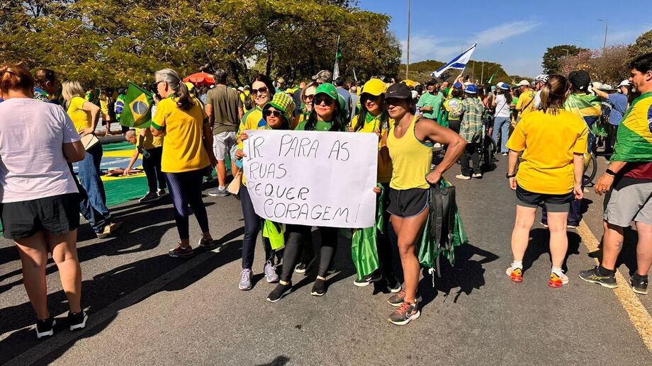 Manifestantes entoaram gritos a favor do presidente norte-americano e a Jair Bolsonaro e contra o presidente brasileiro Luiz Inácio Lula da Silva
