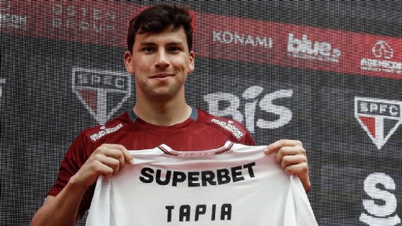 Tapia posa com a camisa do São Paulo