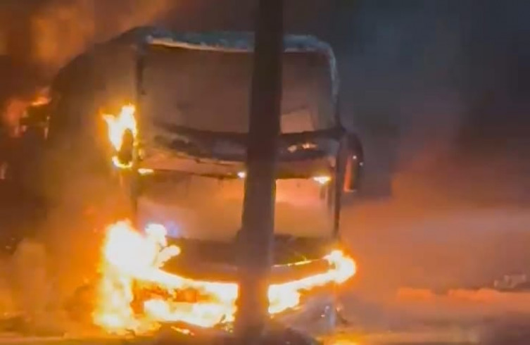 Um dos ônibus sendo consumido pelo fogo