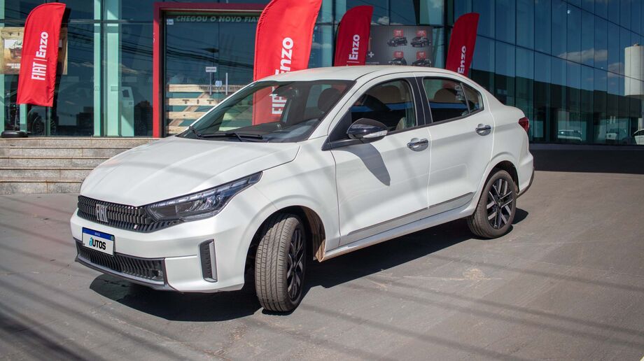 Fiat Cronos 2026 Drive 1.3 AT tem motor confiável, espaço e câmbio automático, bom para o dia a dia e sem pesar no bolso.