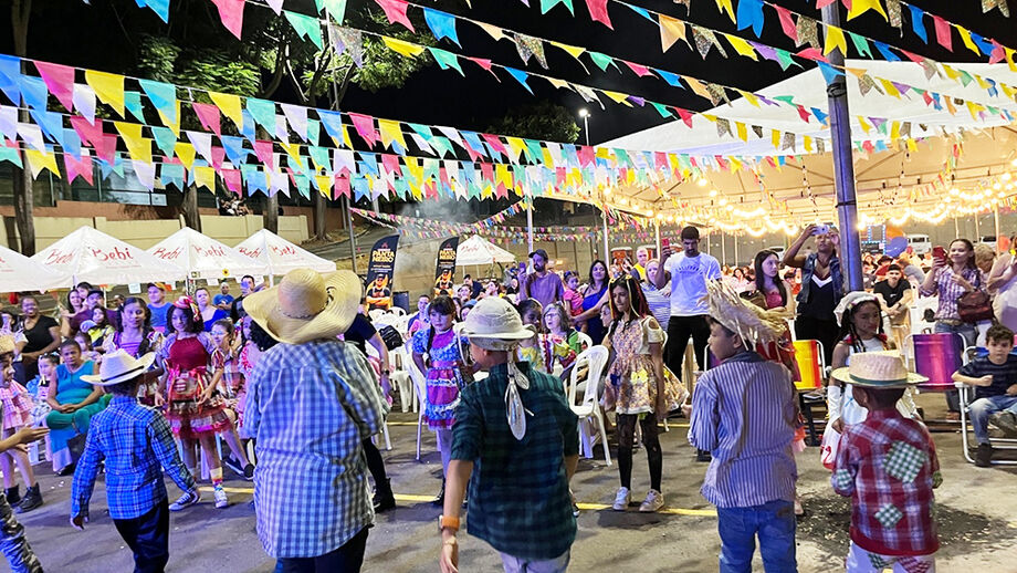 Barracas com comidas típicas, música ao vivo e quadrilha vão marcar os dois dias do Arraiá Beneficente no Norte Sul Plaza, em Campo Grande.