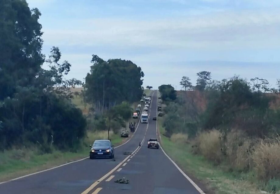 Dois colegas de trabalho foram encontrados mortos dentro do carro que ocupavam, na rodovia MS-145.